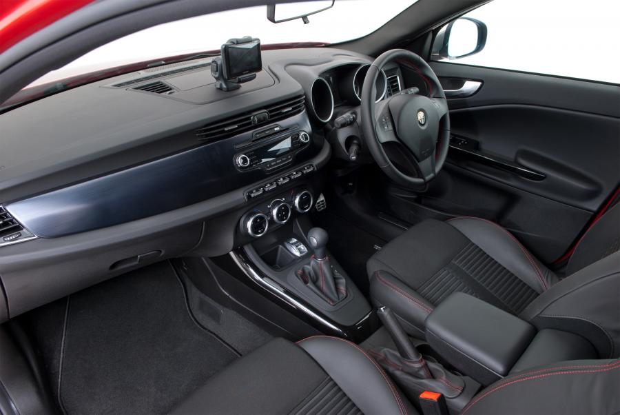 Интерьер Alfa Romeo Giulietta 2010 года  (UK) (фото 18 из 67)